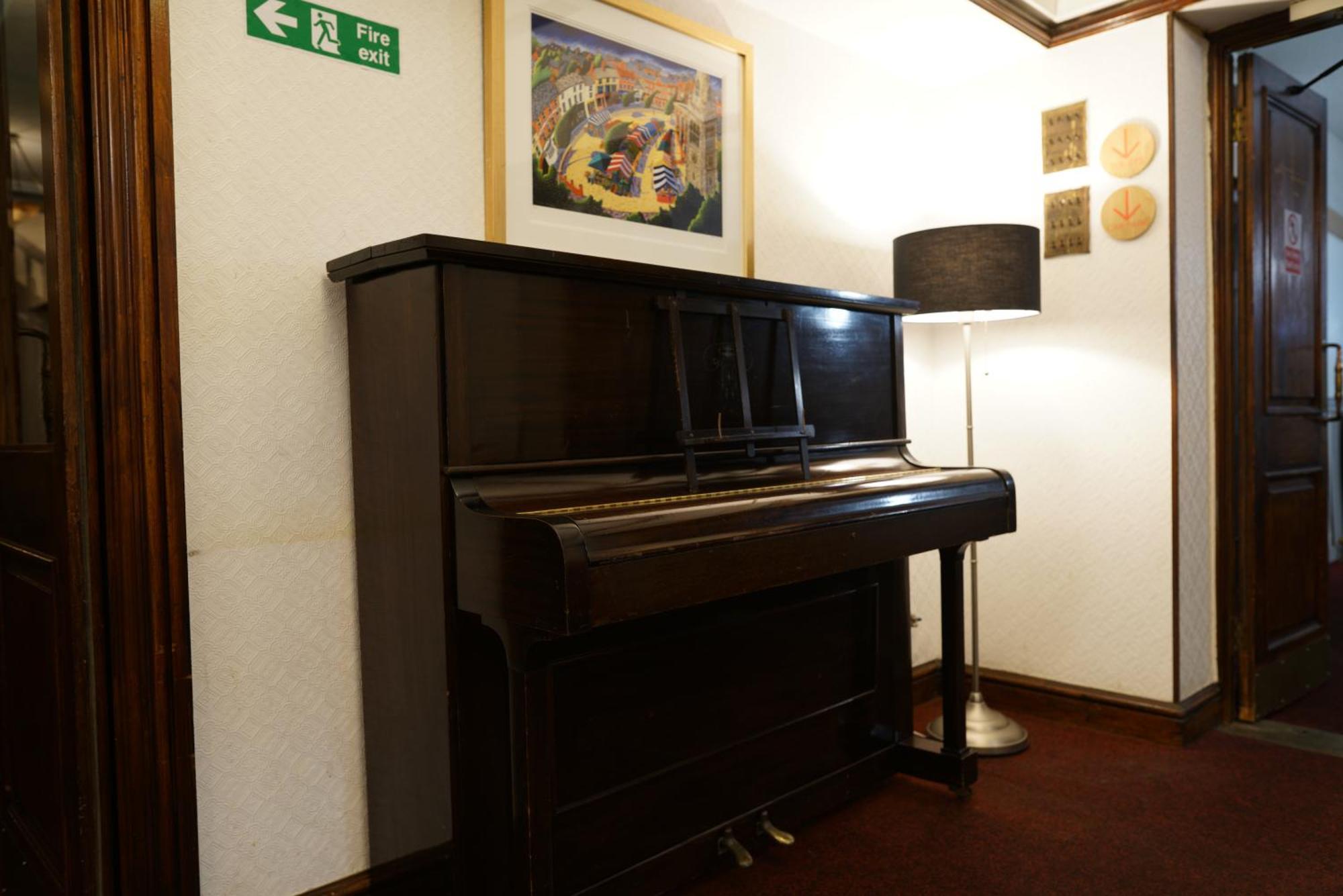 Royal Hotel Kettering  Bagian luar foto